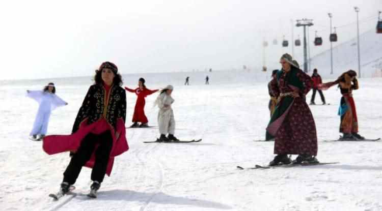 Türkiye'de Bir İlk! Erciyes Dağı'nda Kayaklı Defile